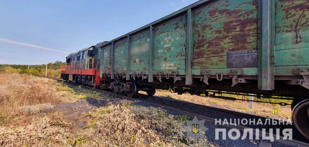 На Донетчине автомобиль столкнулся на железнодорожном переезде с грузовым поездом