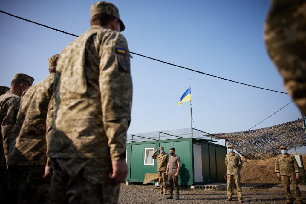 Зеленский на Донбассе вручил военным государственные награды