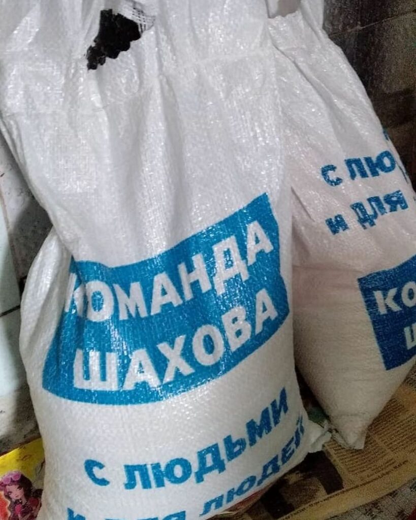 Укладывают асфальт и дарят “сладкую жизнь”: на Луганщине предвыборная гонка взяла фальстарт