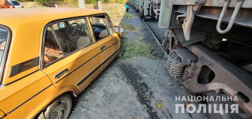 На Донеччині автомобіль зіткнувся на залізничному переїзді з вантажним поїздом: фото