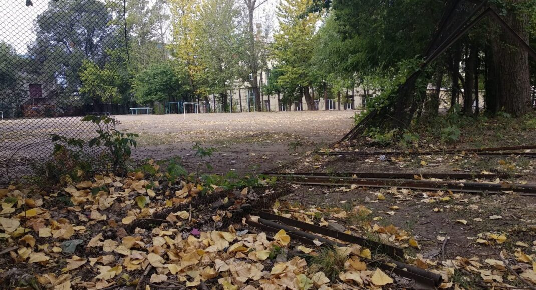 У ОРЛО показали занедбаний стан спортмайданчиків біля шкіл: фото