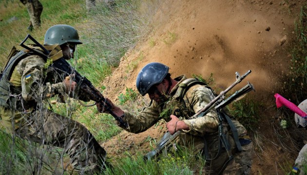 Оккупанты 2 раза нарушили режим тишины на Донбассе, ранен украинский воин
