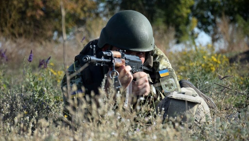 Бійці ВСУ показали, як члени НВФ будують нові укріплення на Донбасі: відео