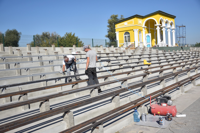 На стадионе имени Юрия Скиданова в Славянске проводятся финальные строительные роботы: фото