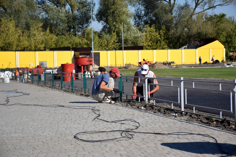 На стадіоні імені Юрія Скиданова в Слов'янську проводяться фінальні будівельні роботи: фото