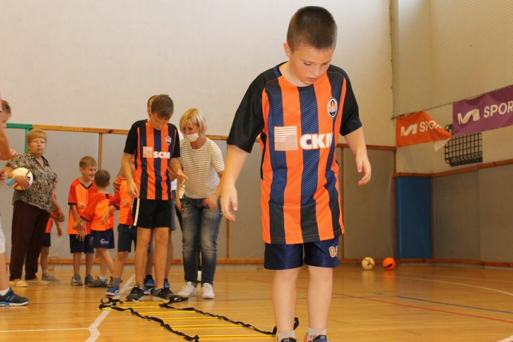 “Доступ к футболу должен быть у всех”: как в Мариуполе работает спортивная секция для детей с инвалидностью