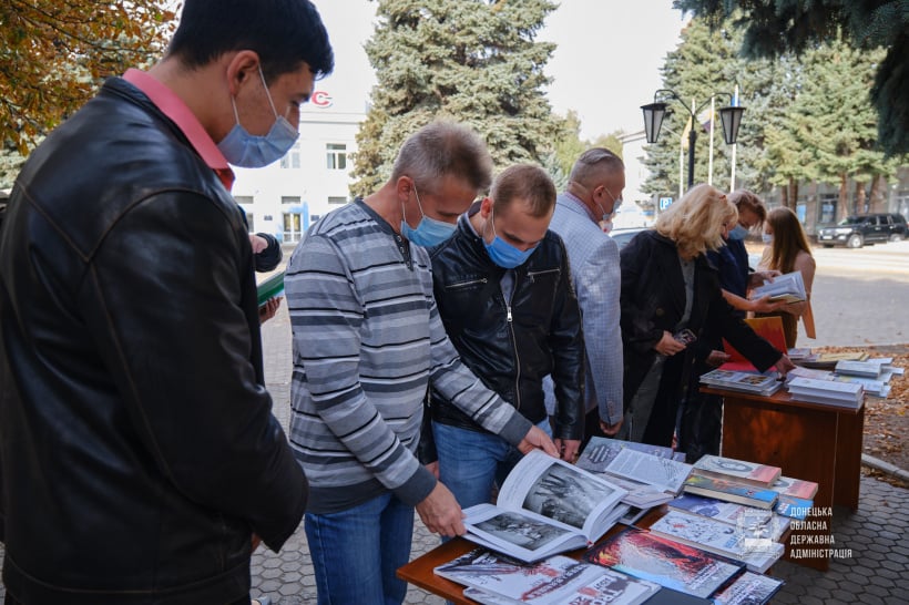 ДонОГА передала областной универсальной библиотеке 1001 книгу: фото