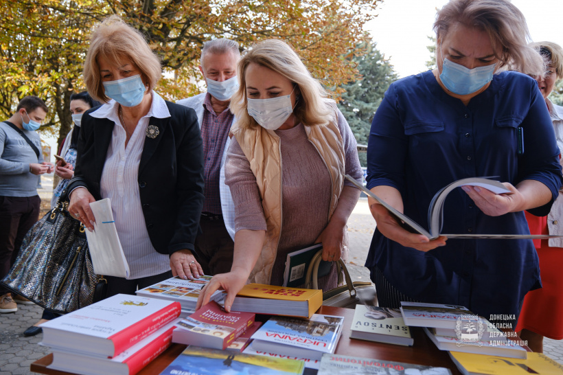 ДонОДА передала обласній універсальній бібліотеці 1001 книгу: фото