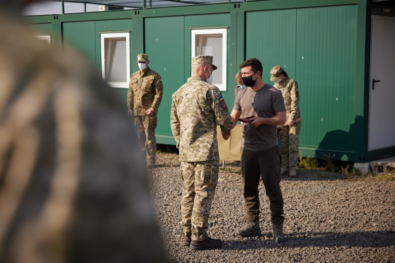 Зеленский на Донбассе вручил военным государственные награды