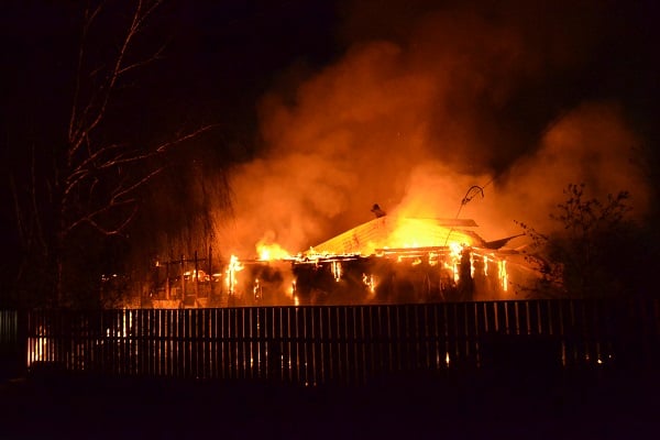 В результаті підпалу згорів житловий будинок в ОРЛО: постраждали 2 людини