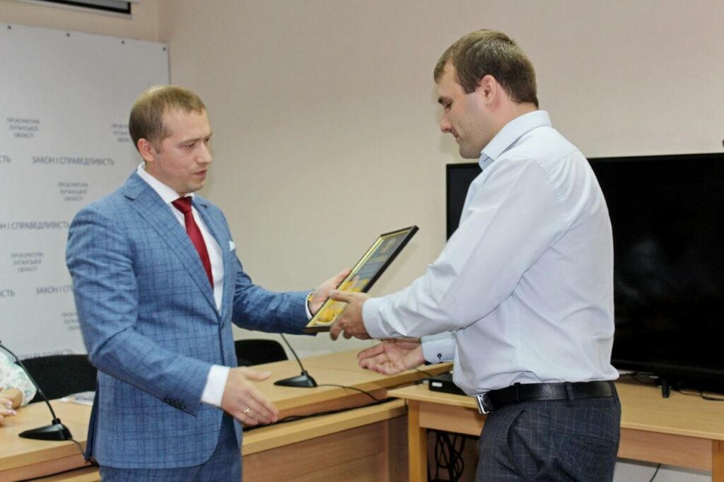 представители Луганской областной прокуратуры собрались для того, что наградить сотрудников ко Дню Независимости Украины