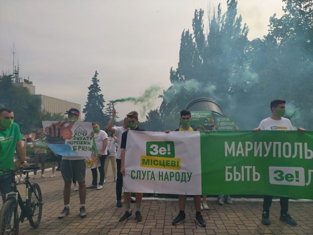 “Сделать Мариуполь зеленым”: в городе пикетировали меткомбинат Ильича