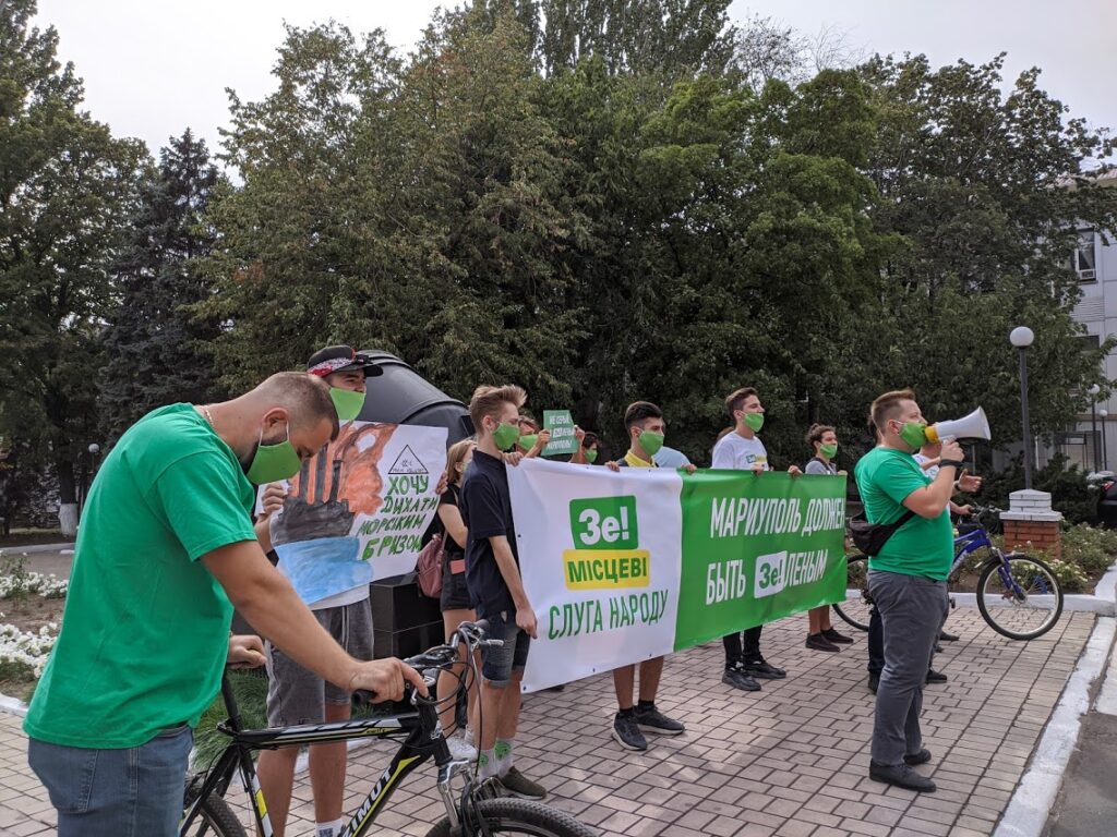 “Сделать Мариуполь зеленым”: в городе пикетировали меткомбинат Ильича