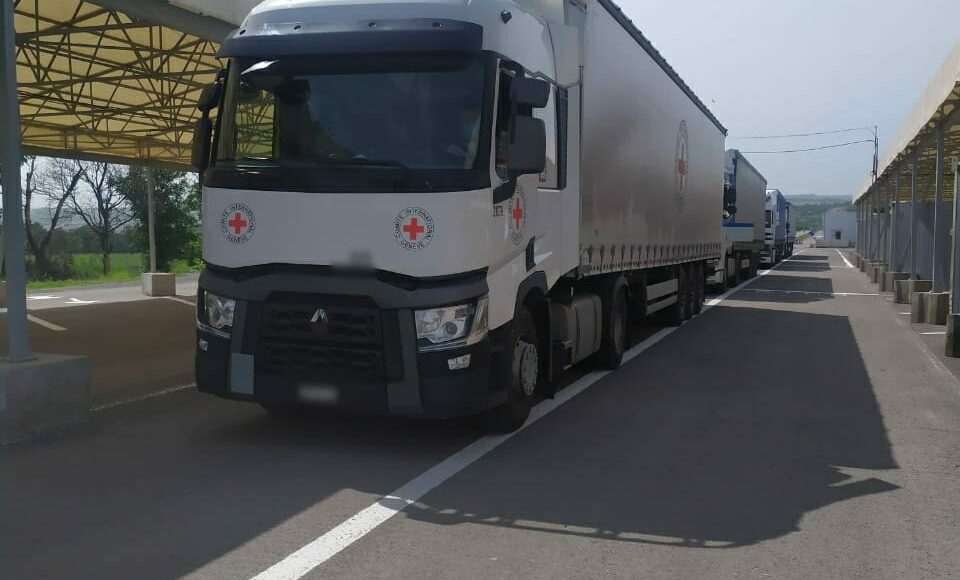 Красный Крест доставил в ОРДЛО за неделю 4 автомобиля с продуктами и строительными материалами