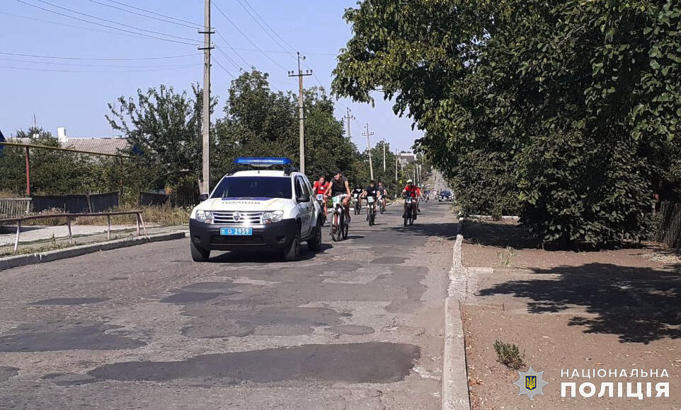Под Мариуполем правоохранители провели для детей спортивный праздник