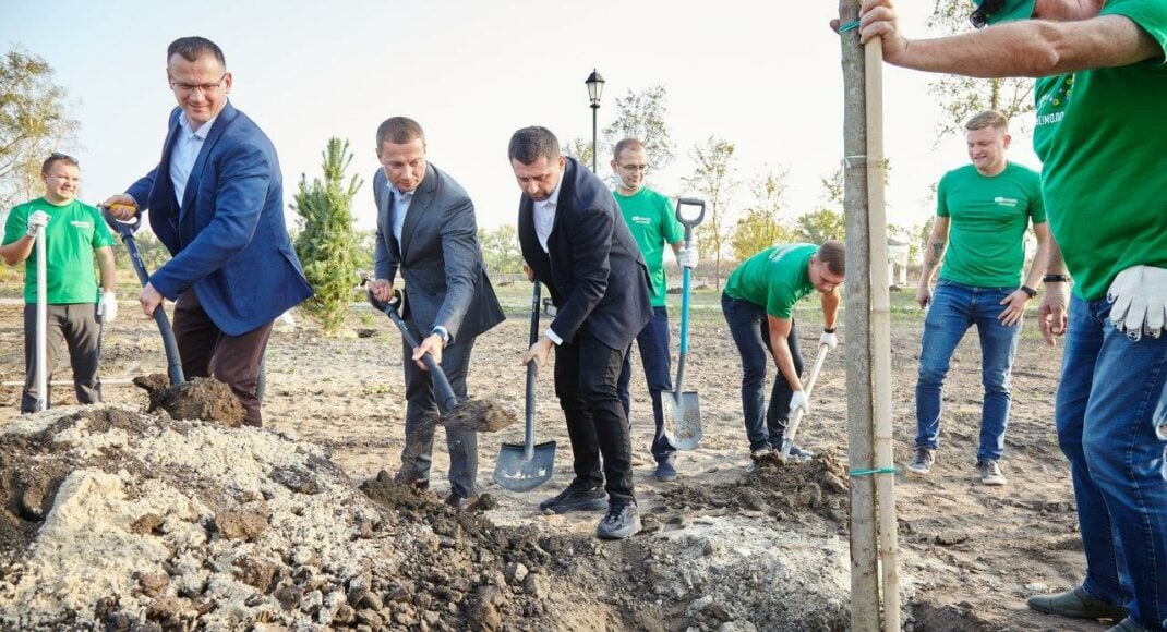 "Слуга народа" во главе с Арахамией в Краматорске высадили деревья в уникальном дендропарке