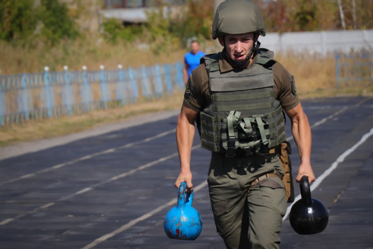 У Слов'янську військові відзначили змаганнями День фізкультури і спорту