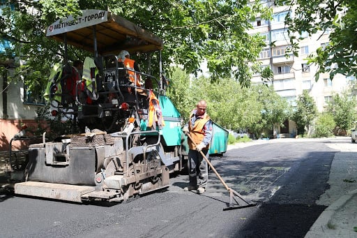 У Маріуполі відновлюють дороги і комунікації в приватному секторі, що не ремонтувалися десятиліттями: фото