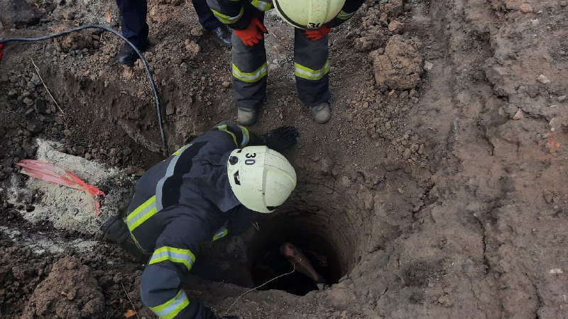 На Донеччині рятувальники витягли чоловіка з двометрової ями: був без свідомості