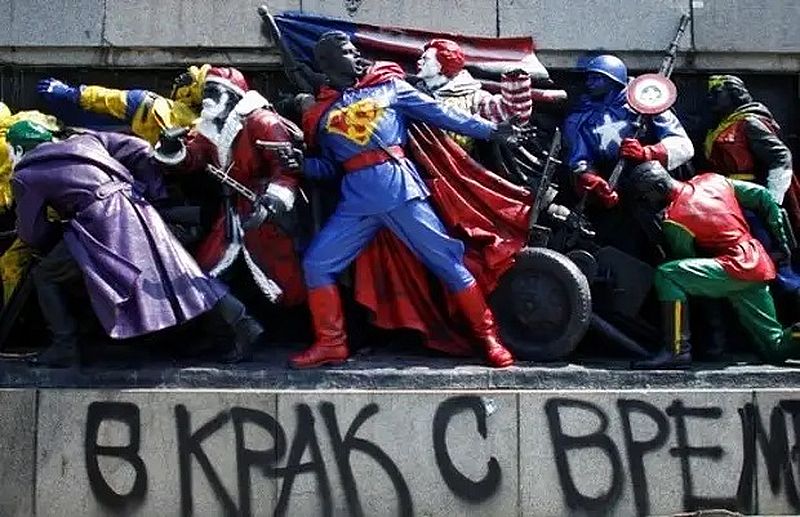 в Софии памятник советским воинам раскрасили в супергероев