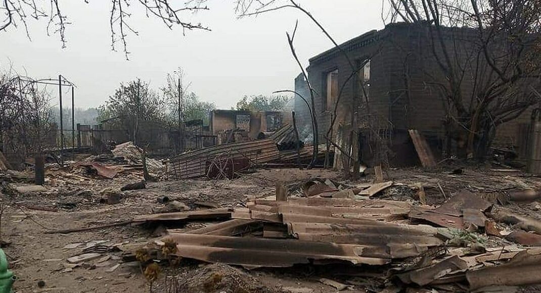 Сотні знищених будинків, пожежники зі всієї України та приїзд прем'єр-міністра. Хроніки пожеж на Луганщині