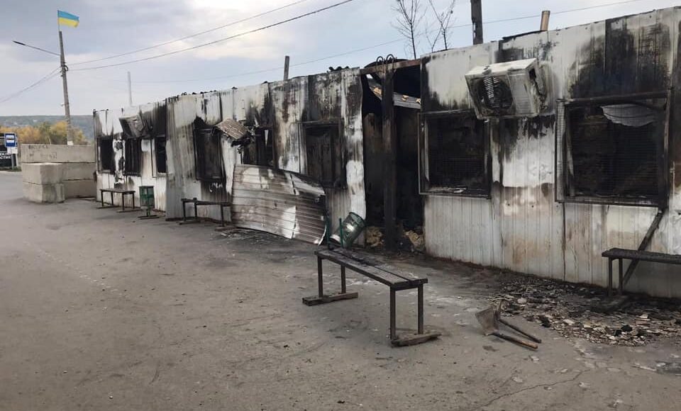 КПВВ "Станиця Луганська" залишається закритим: фахівці не виключають загрози виникнення повторних пожеж