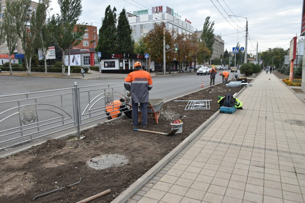 В Краматорске устанавливают ограждение с логотипом города