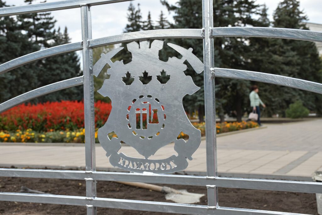В Краматорске устанавливают ограждение с логотипом города