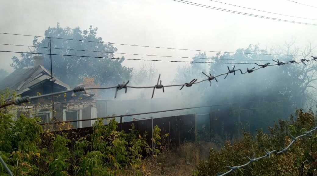 В Станиці Луганській вогнем повністю охоплена вулиця Донецька