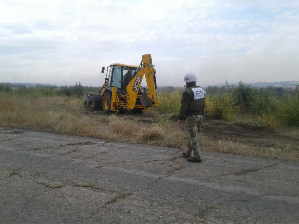 ОБСЕ и специалисты ГСЧС осуществили разминирование участков дороги между Золотым и Первомайском