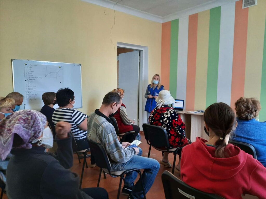 В прифронтовой Марьинке жители провели дискуссию с правозащитниками