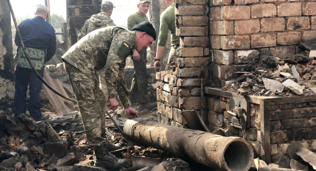 На Луганщині 90 військовослужбовців і 30 одиниць важкої інженерної техніки залучено до гасіння пожеж: фото