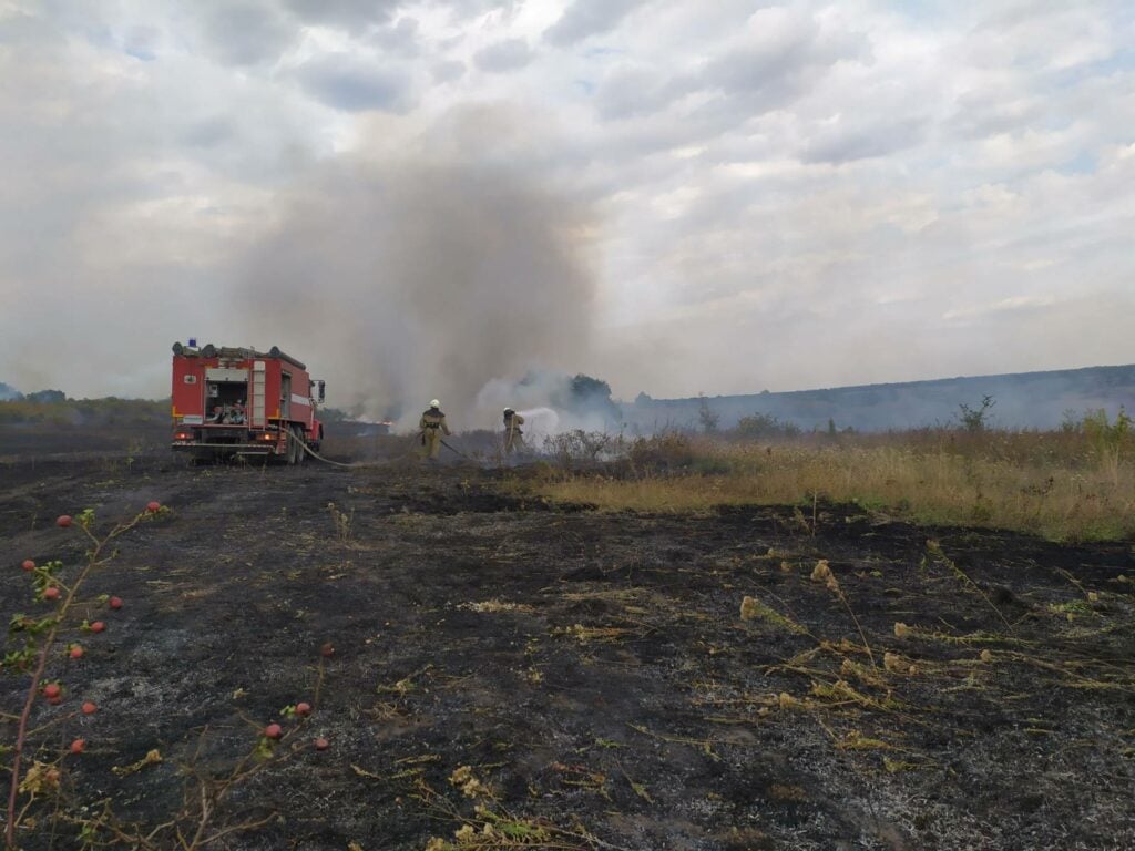 На ликвидации пожаров в Станице Луганской продолжает работать тяжелая военная техника