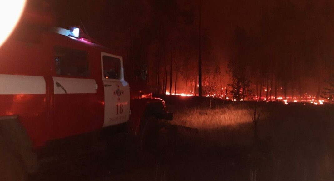 На ліквідації пожеж у Станиці Луганській продовжує працювати важка військова техніка