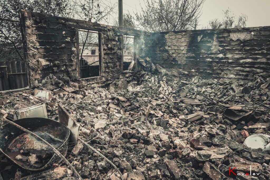 Сотни уничтоженных домов, пожарные со всей Украины и приезд премьер-министра. Хроники пожаров на Луганщине