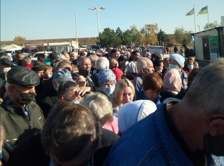 На КПВВ "Станица Луганская" собираются большие очереди после открытия, - соцсети