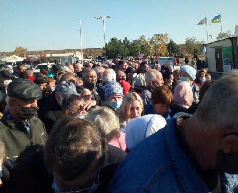 На КПВВ "Станица Луганская" собираются большие очереди 
