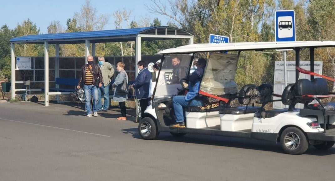 На КПВВ "Станиця Луганська" відновили підвезення людей на електрокарах