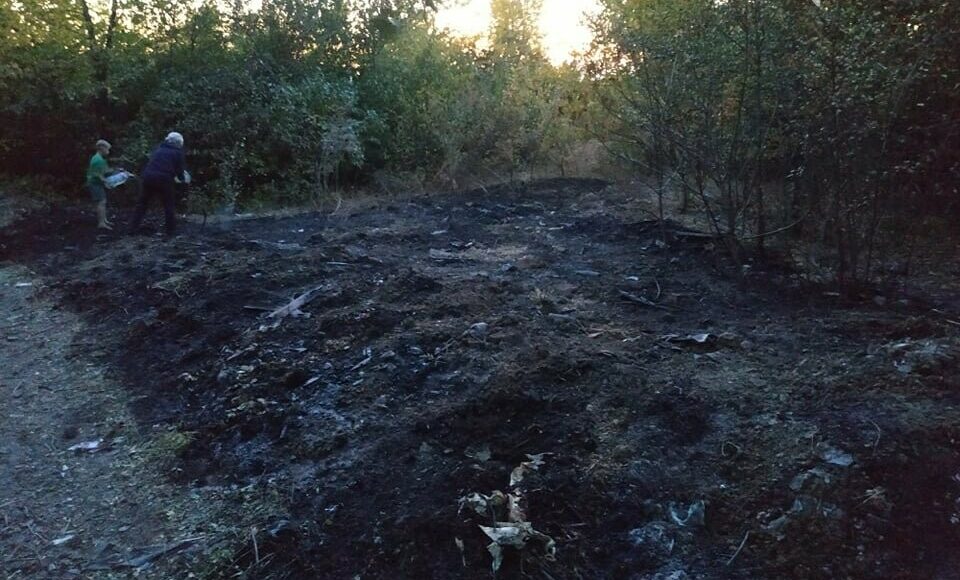 На Луганщине жители улиц самостоятельно тушили пожар возле метановой заправки: фото