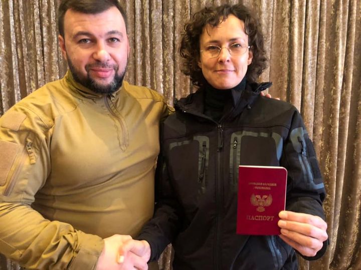 Российская певица получила "паспорт ДНР"