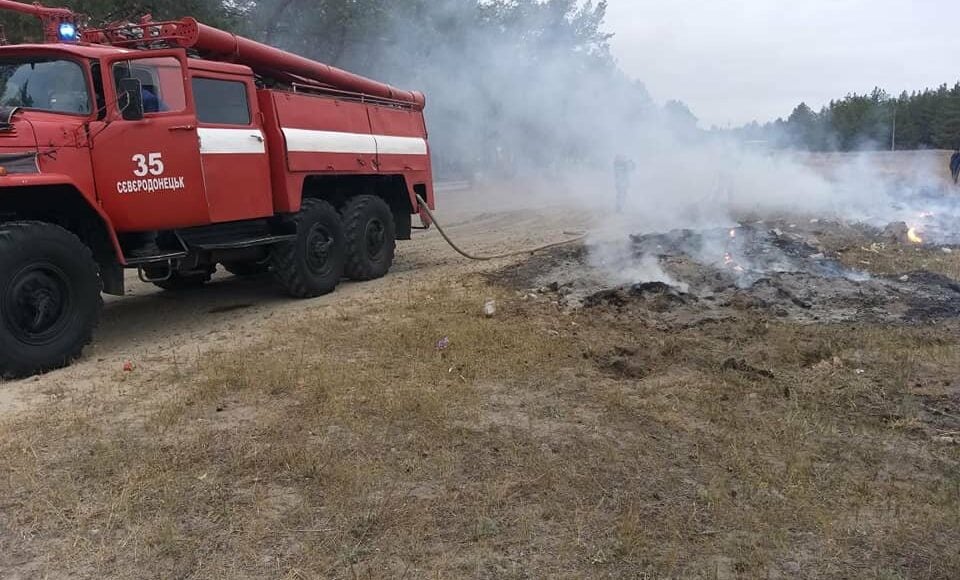 У Боровському на Луганщині мешканці селища ліквідували пожежу: фото