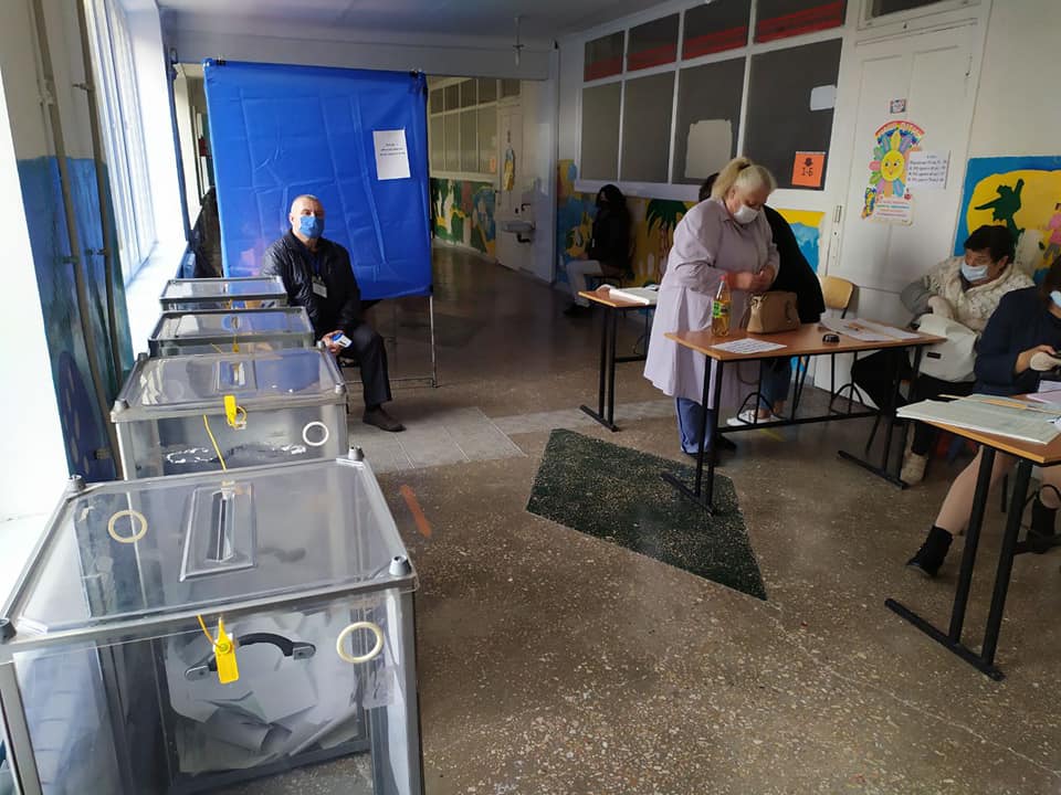 Низкая явка и множество нарушений: как прошли местные выборы в Донецкой области