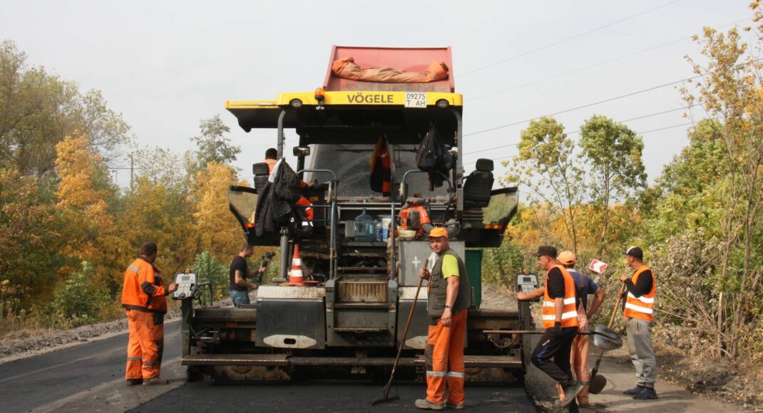 На Луганщині продовжують ремонт дороги Сєвєродонецьк-Золоте: укладають вирівнювальний шар