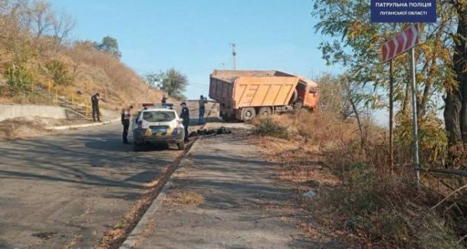 Камаз снес столб на Поповой горе в Лисичанске