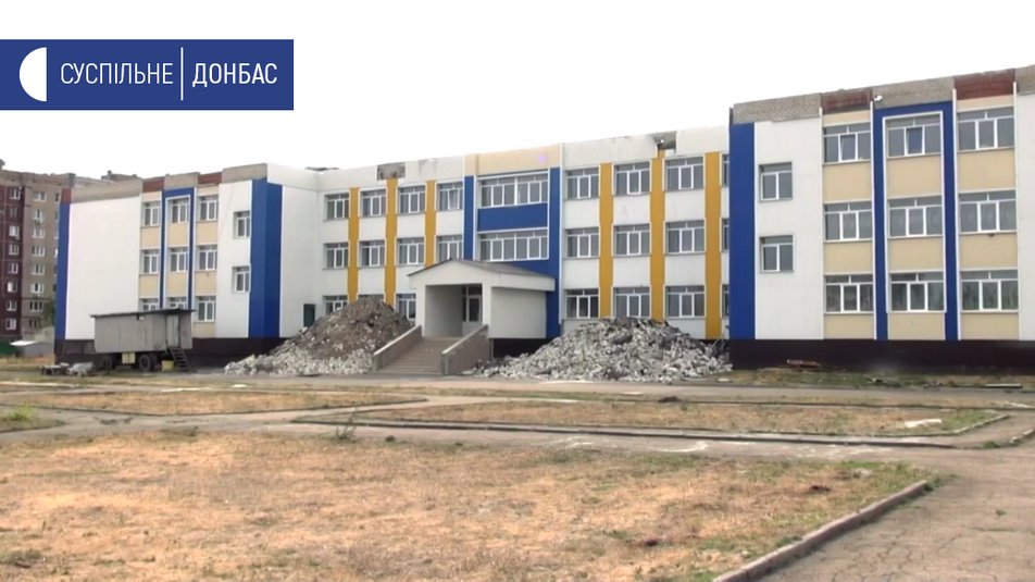 У Костянтинівці директор розповів, чому покрівлю школи ремонтують кілька років: відео