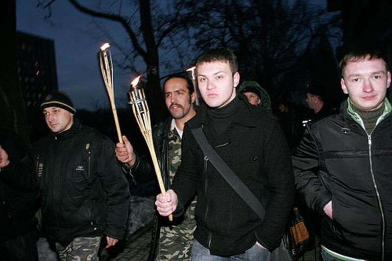 Заборона на найвідоміший "бандерівський" символ. Як смолоскипні ходи на Донбасі пережили опір влади