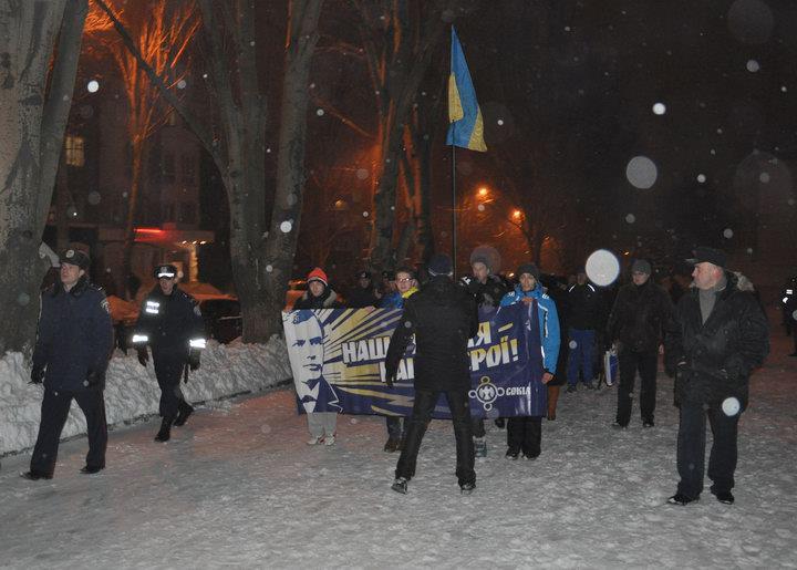 Заборона на найвідоміший "бандерівський" символ. Як смолоскипні ходи на Донбасі пережили опір влади