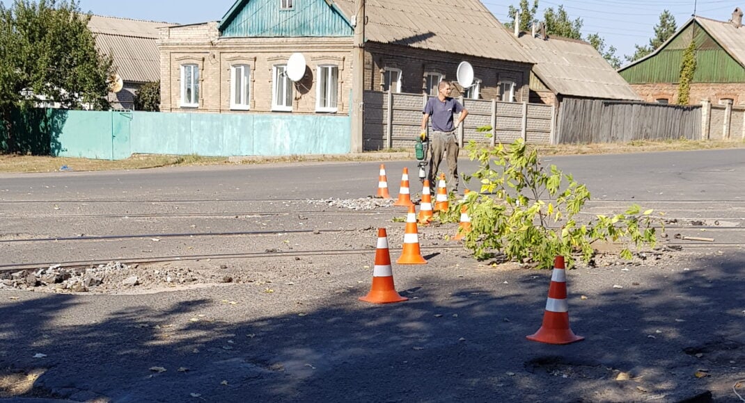 У Костянтинівці знімають рейки з проблемної ділянки дороги