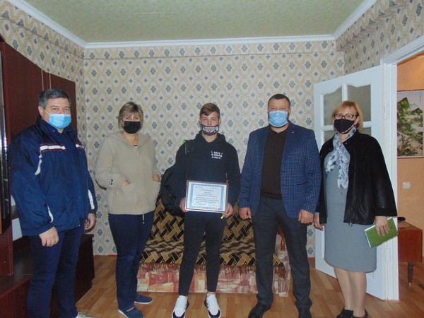 В прифронтовой Красногоровке парню, лишенному родительской опеки, вручили ключи от квартиры