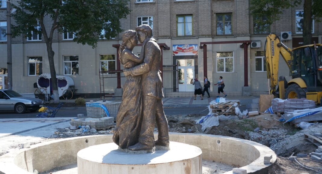Жителі Дружківки повідомили, що біля фонтану закоханих, який запустили перед виборами, просіла плитка: фото